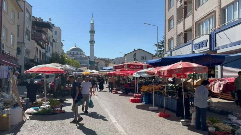 Zeki Müren’in şarkılarına giren Bursa’nın 600 yıllık pazarı BURSA’nın Orhaneli ilçesinde çiftçilikle geçimini sağlayan vatandaşlar, ürünlerini yaklaşık 600