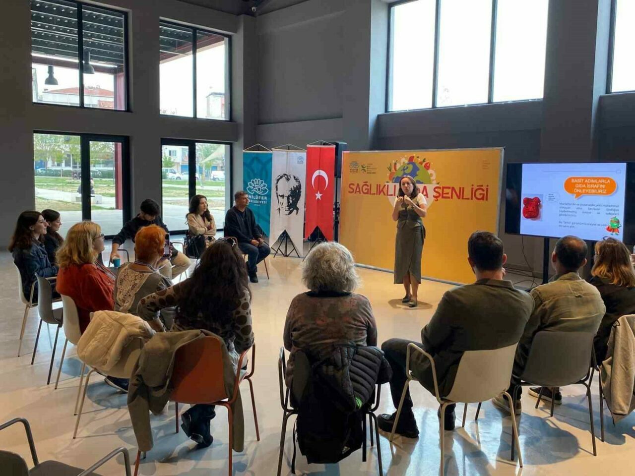 1 yılda israf edilen ekmek ile 500 okul yaptırılabiliyor 1 yılda israf edilen ekmek ile 500 okul yaptırılabiliyor