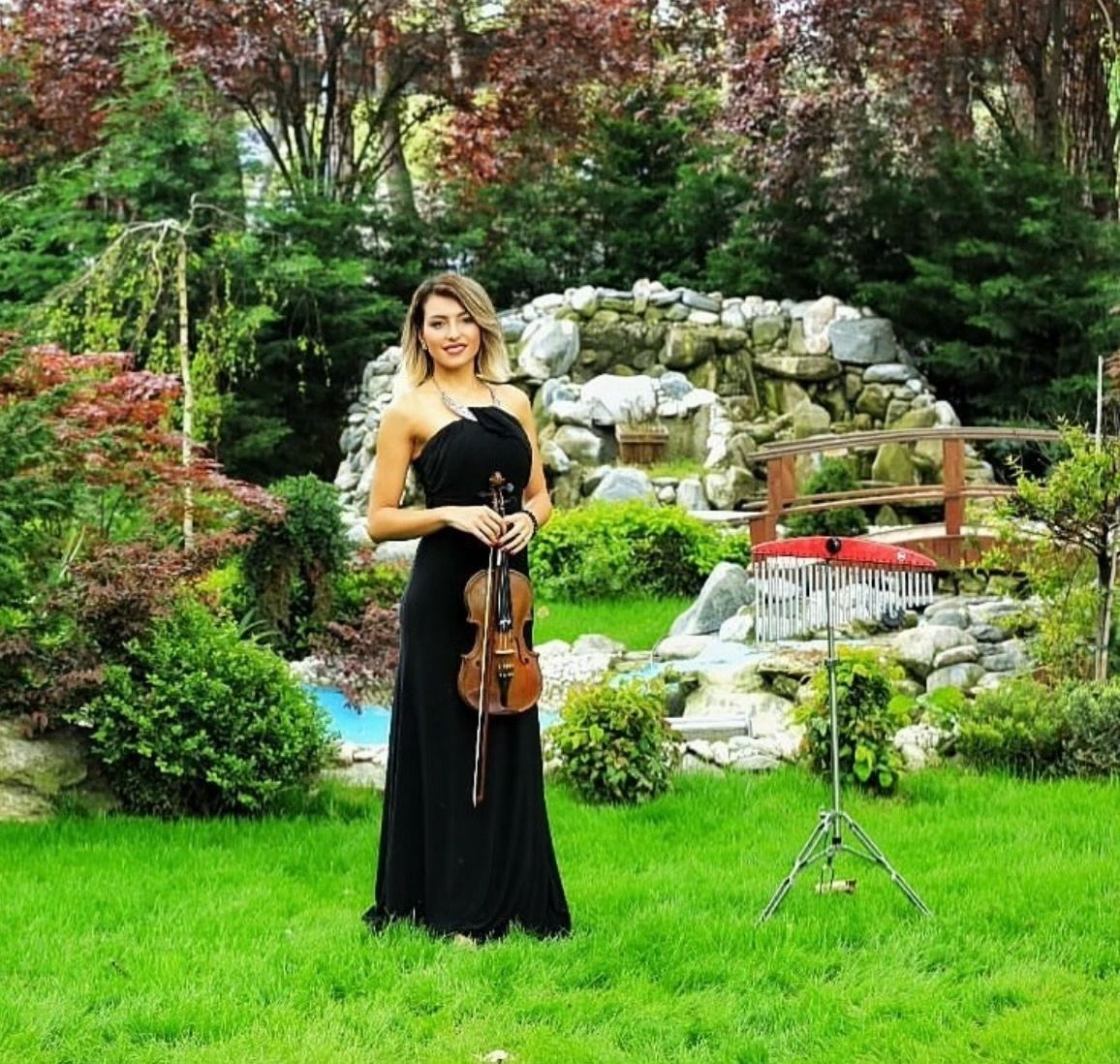 Şiir Deniz Ünal’dan müzik dünyasına iddialı çıkış Şiir Deniz Ünal’dan müzik dünyasına iddialı çıkış