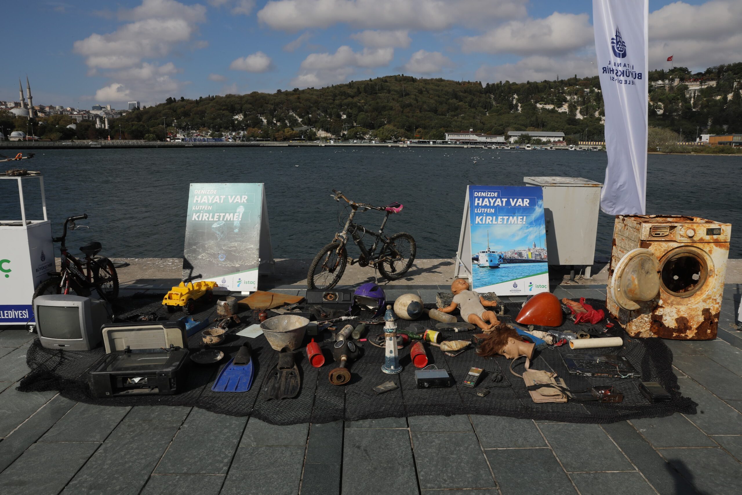 Bursa sahillerinden çıkan atıklar Marmara Forum’da sergilendi