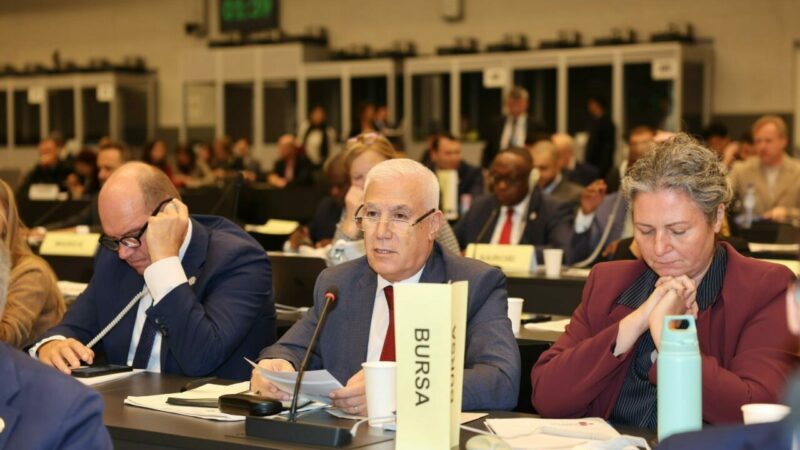 Bursa’nın sesi Cenevre’de: Başkan Bozbey’den dünyaya su uyarısı! Birleşmiş Milletler’in Cenevre’de düzenlediği Belediye Başkanları Forumu’nda, şehirlerin sürdürülebilir geleceği