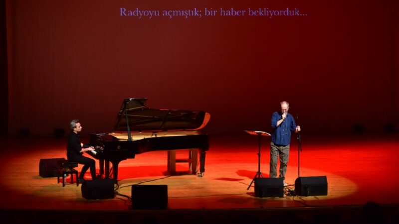 Bursa festivalinde unutulmaz gece! 2’si bir arada… Bursa Festivali, edebiyat ve müziği aynı sahnede buluşturdu. Bursa Büyükşehir