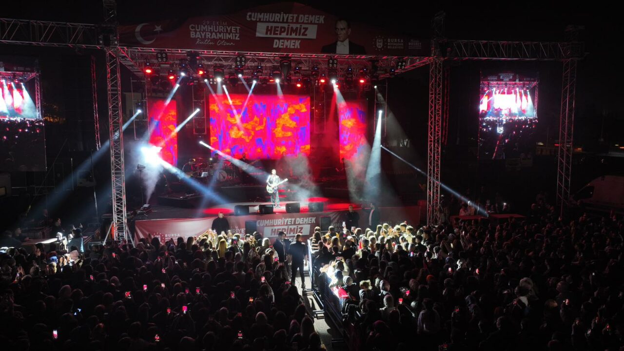 Bursa’da Buray’la ‘Cumhuriyet’ coşkusu Bursa’da Buray’la ‘Cumhuriyet’ coşkusu