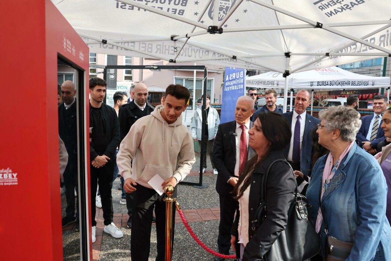 Bursalılar Atatürk ile aynı karede Bursalılar Atatürk ile aynı karede