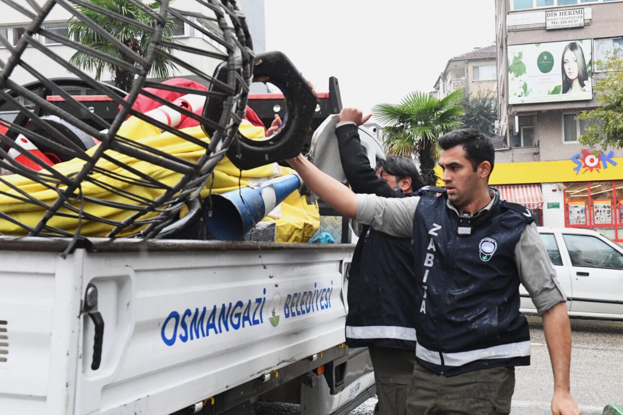Bursa’da işgale geçit yok! Kaldırım ve yollar bakın nasıl temizlendi