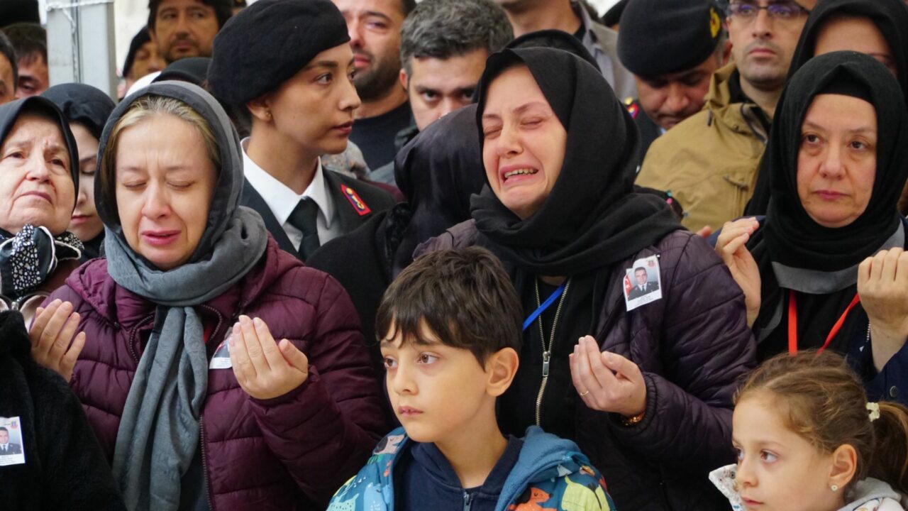 Bursa şehidine ağlıyor; Gözyaşlarıyla veda…