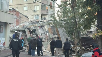 7 katlı bina çöktü: 2 can kaybı, abla sağ çıkarıldı