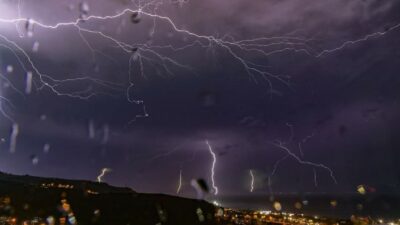 Bursa’da geceyi aydınlatan şimşekler