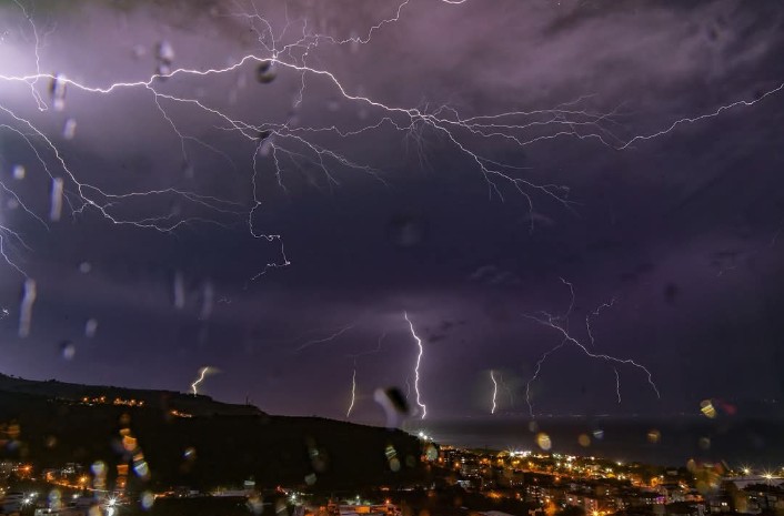 Bursa’da geceyi aydınlatan şimşekler