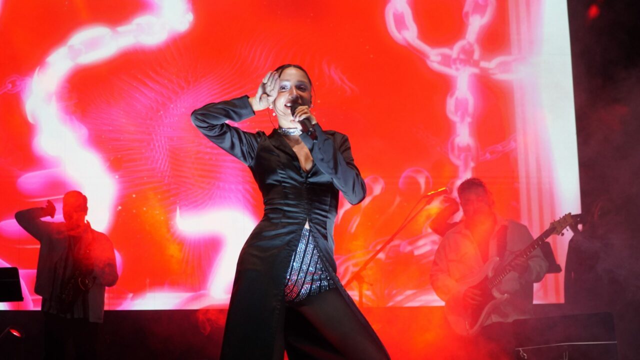 Bursa’da Zeynep Bastık’la cumhuriyet coşkusu Bursa’da Zeynep Bastık’la cumhuriyet coşkusu