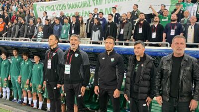 Bursaspor’un hocası Tahsin Tam’a özel pankart