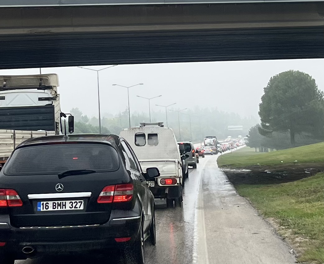 Bursa’da trafiğinde yağmur yoğunluğu Bursa’da trafiğinde yağmur yoğunluğu