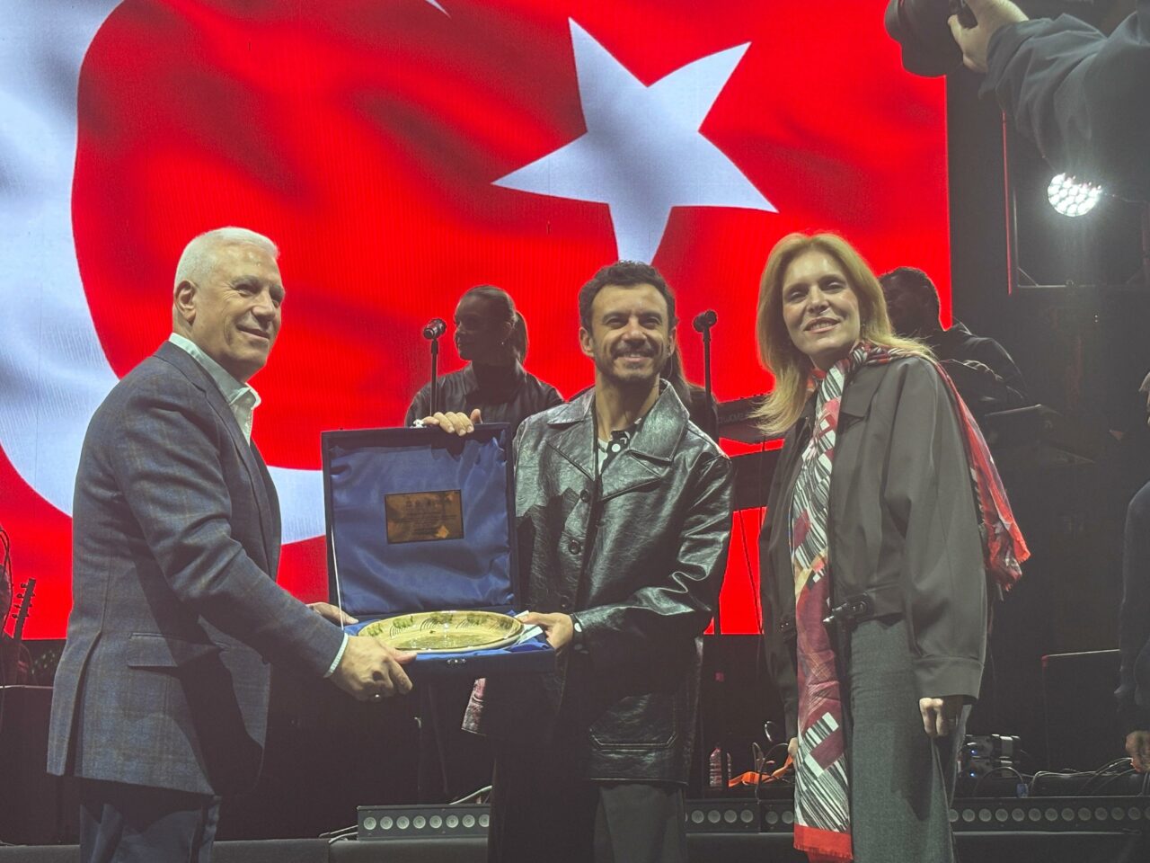 Bursa’da Cumhuriyet coşkusu Buray konseriyle başladı