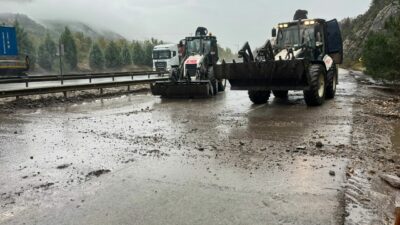 Şiddetli yağış yolları kapadı!