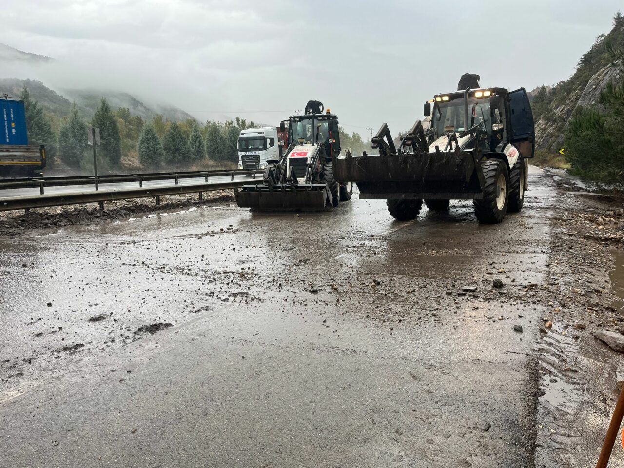 Şiddetli yağış yolları kapadı! Şiddetli yağış yolları kapadı!