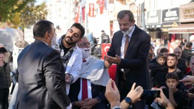 Bursa’da kadim gelenek; Belediye başkanı, kaymakamı traş etti