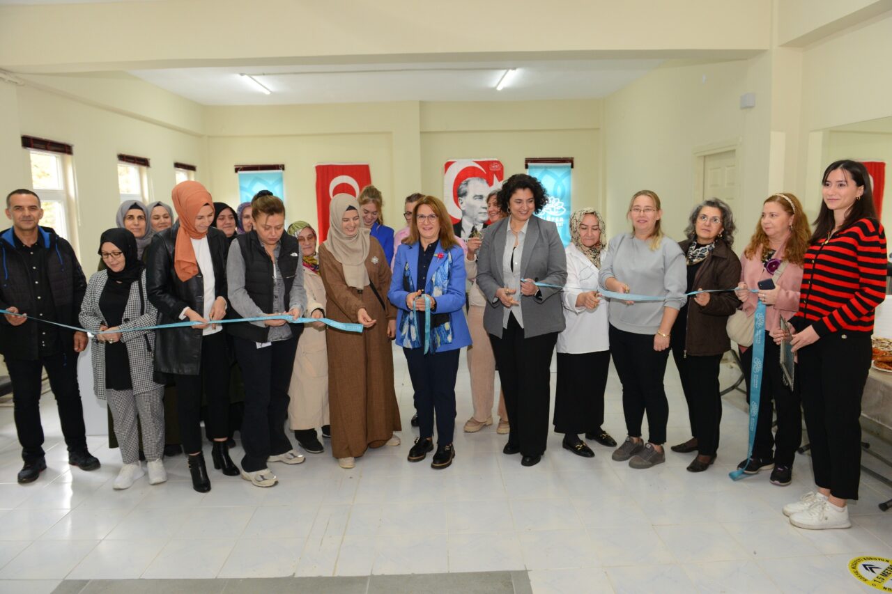 Ahmet Yesevi Mahallesi Kadın Dayanışma ve Yardımlaşma Derneği yeni merkezinde Ahmet Yesevi Mahallesi Kadın Dayanışma ve Yardımlaşma Derneği yeni merkezinde