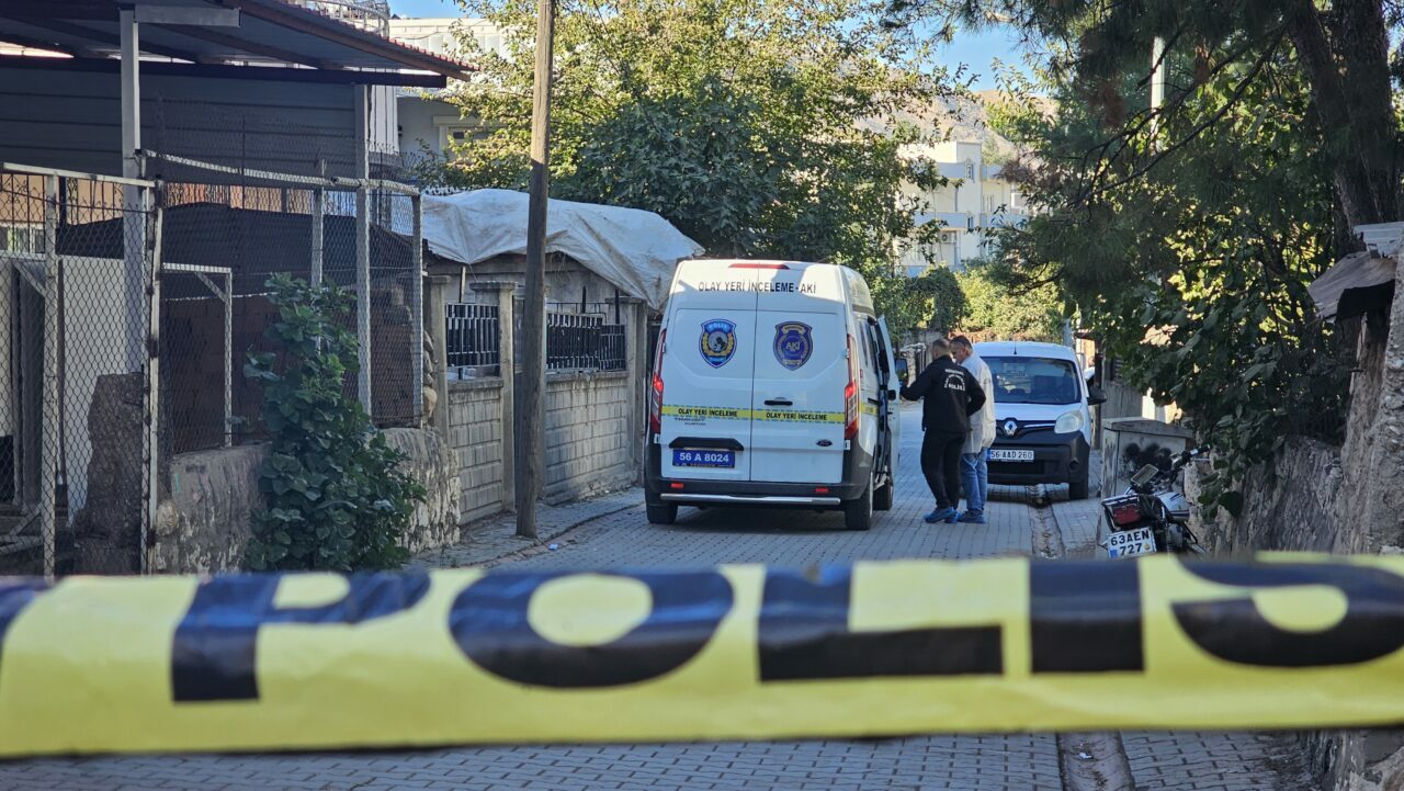 Aile faciası: 2 ölü, 3 yaralı Aile faciası: 2 ölü, 3 yaralı