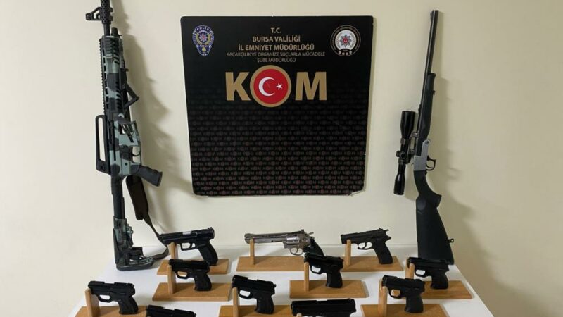 Bursa’da ruhsatsız silah imalatına 4 gözaltı Bursa'nın Gemlik ilçesinde düzenlenen operasyonda silah imalatı ve ticareti yaptıkları