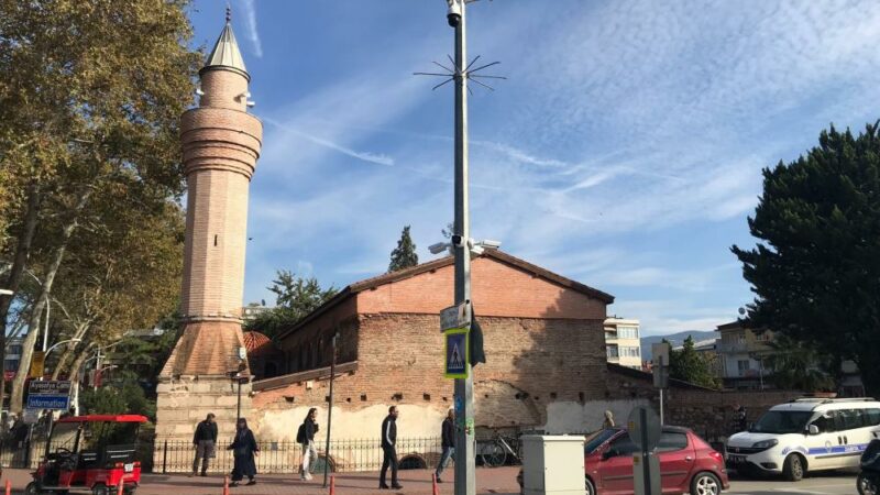 Bursa’nın 602 yıllık mirasında tepki çeken gelişme Bursa'nın İznik ilçesinde 602 yıllık tarihi caminin minaresi sapasağlam dururken