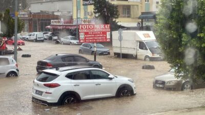 Aniden bastıran yağmur yolları göle döndürdü, araçlar mahsur kaldı!