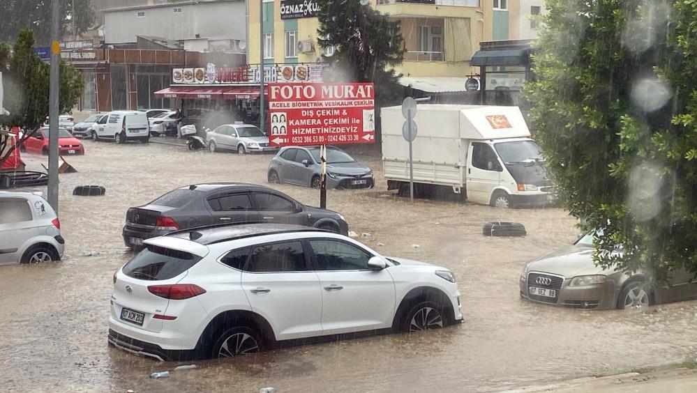 Aniden bastıran yağmur yolları göle döndürdü, araçlar mahsur kaldı!