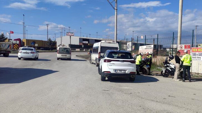 Bursa’daki bu yolda radar uygulaması Gemlik Serbest Bölge giriş yolu üzerinde jandarma trafik ekipleri ile