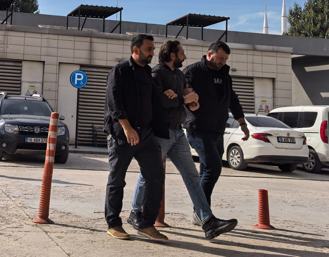 Bursa’da 21 yıl hapis cezasıyla aranıyordu: Yakalandı! Bursa’da 21 yıl hapis cezasıyla aranıyordu: Yakalandı!