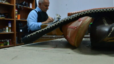 Babasının Kore Savaşı’nda öğrendiği mesleği Bursa’da sürdürüyor