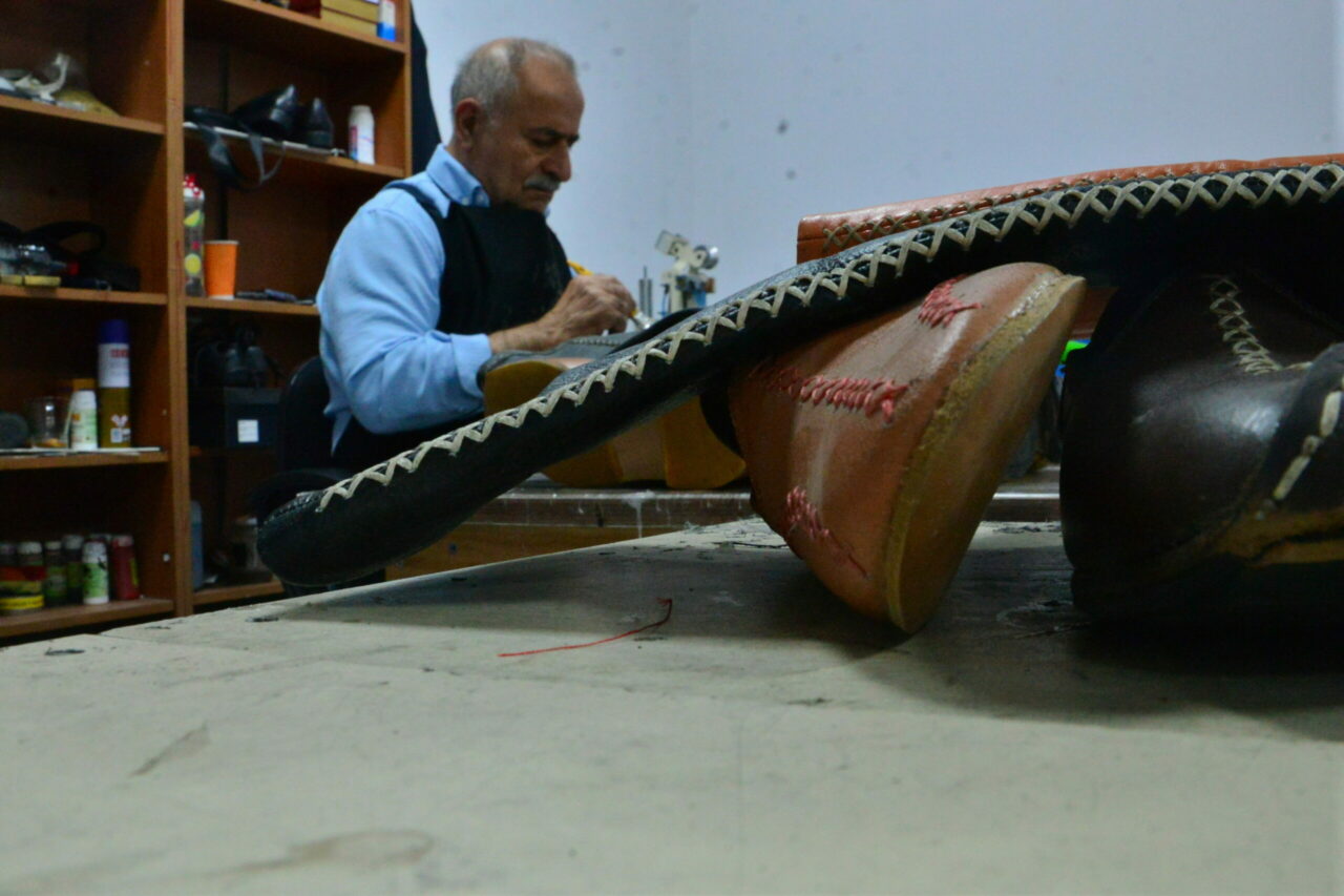 Babasının Kore Savaşı’nda öğrendiği mesleği Bursa’da sürdürüyor