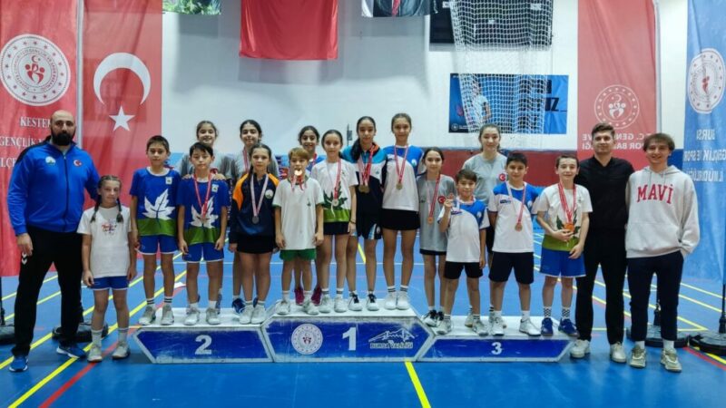 Osmangazili badmintoncular madalyaya doydu Osmangazi Belediyespor Badminton Takımı sporcuları, kıyasıya mücadelelerin yaşandığı Cumhuriyet Kupası