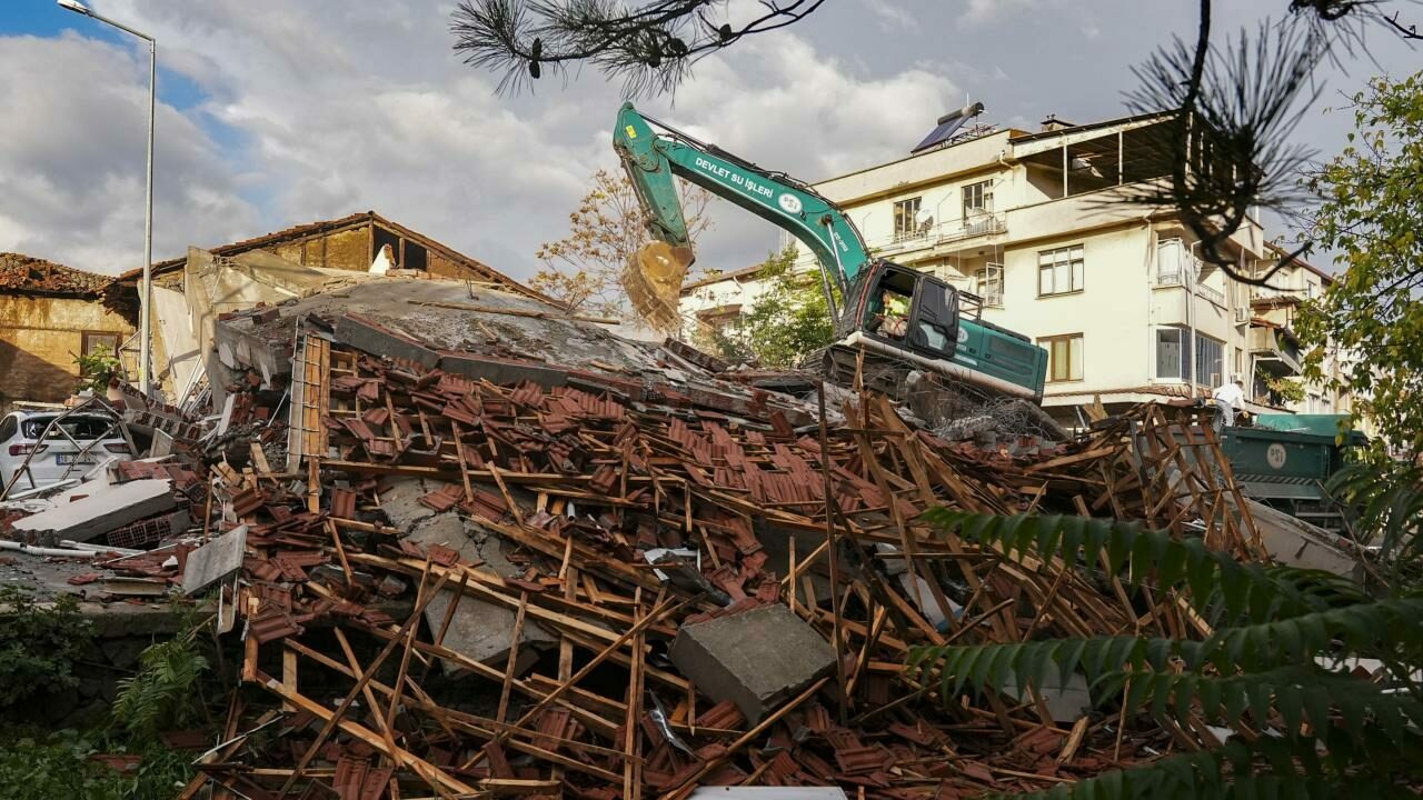 Balıkesir’deki depremde yıkılan binaların enkazı kaldırılıyor
