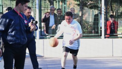Bursa Osmangazi’de basketler Cumhuriyet için atıldı