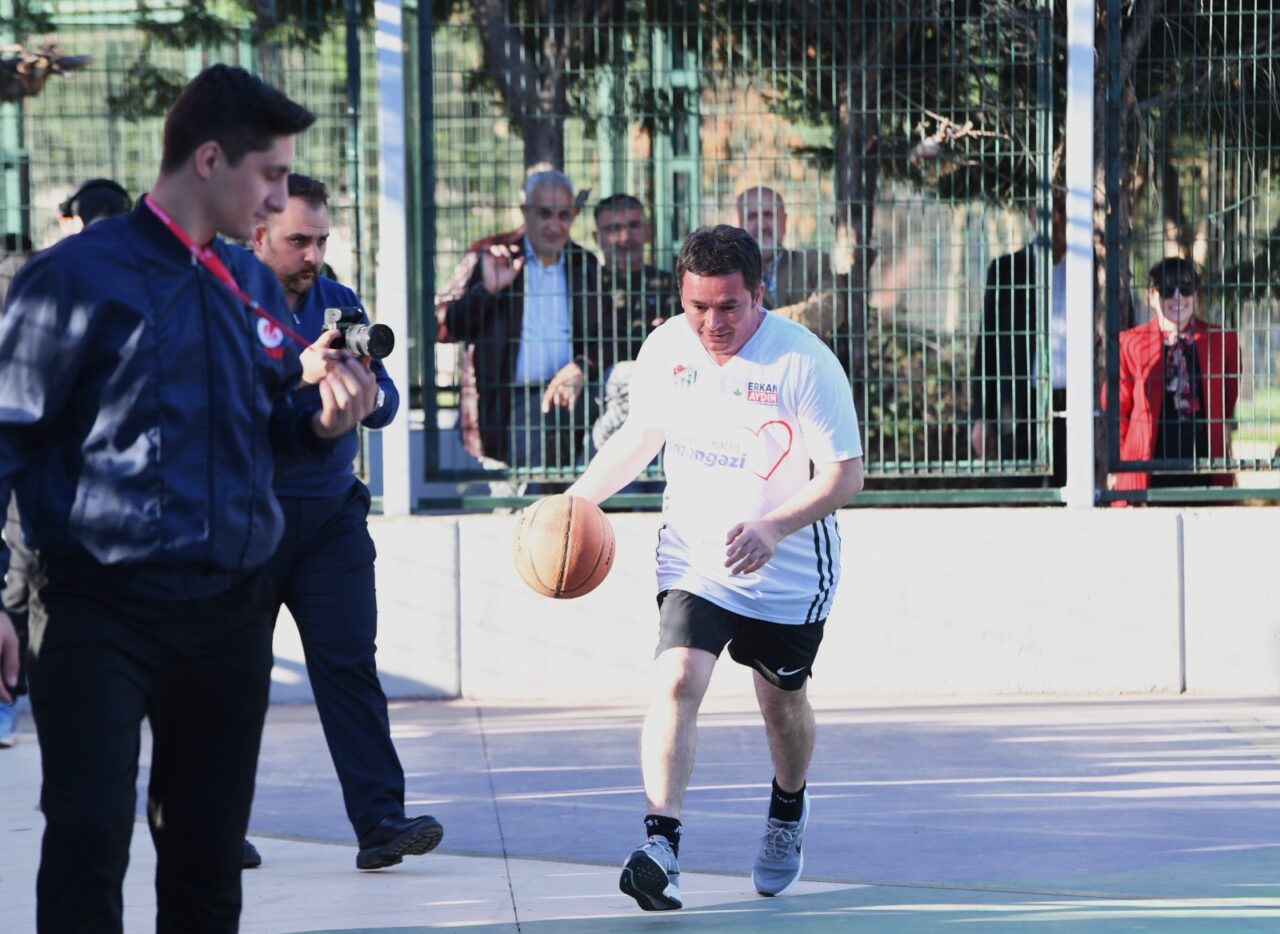 Bursa Osmangazi’de basketler Cumhuriyet için atıldı Bursa Osmangazi’de basketler Cumhuriyet için atıldı