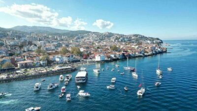 Bursa açıklarında muhteşem görüntü: Denizde Cumhuriyet korteji
