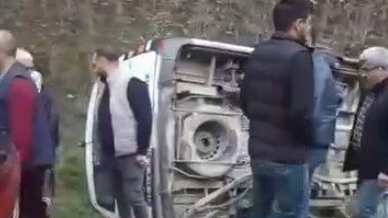 Bursa'nın Harmancık ilçesinde yağış nedeniyle kontrolden çıkarak yol kenarına savrulan