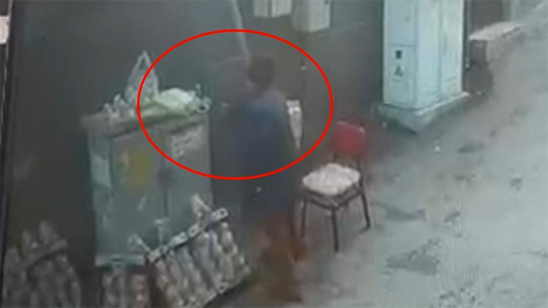 Bursa’da seyyar satıcının telefonunu böyle çaldı Bursa’da seyyar satıcının telefonunu böyle çaldı