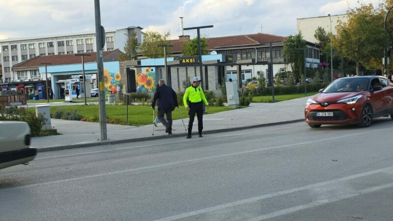 Bursa'nın İnegöl ilçesinde koltuk değnekleriyle yolun karşısına geçmeye çalışan yaşlı