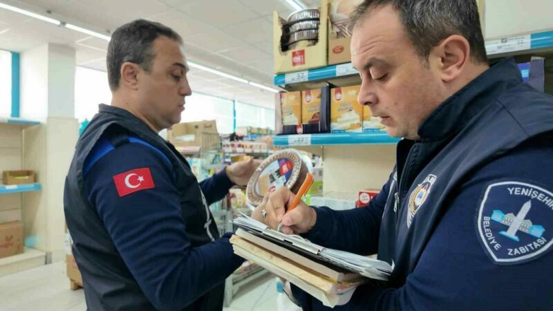 Bursa Yenişehir’de marketlere sıkı denetim Yenişehir Belediyesi ilçe genelindeki zincir marketlerde denetim yaptı. Başkan Ercan