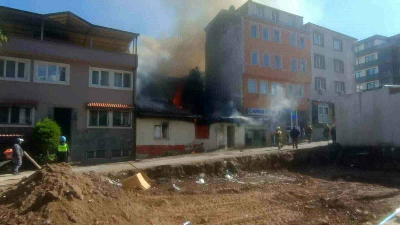 Bursa’da 2 katlı müstakil ev alev alev yandı