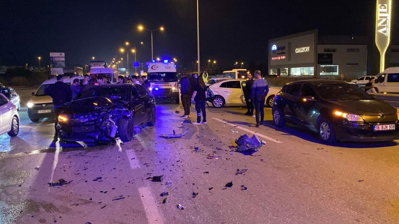 Bursa’da 5 aracın karıştığı zincirleme kaza: Çok sayıda yaralı var
