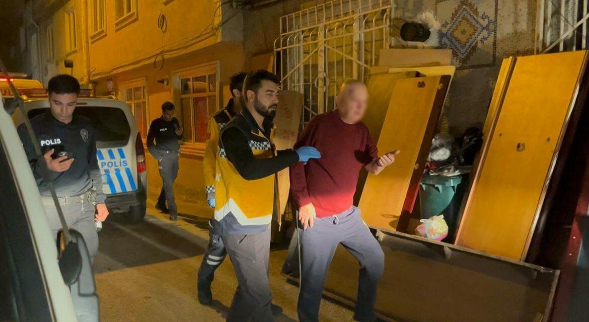 Bursa’da 80’lik vatandaşların içki gecesi hastanede bitti Bursa’da 80’lik vatandaşların içki gecesi hastanede bitti