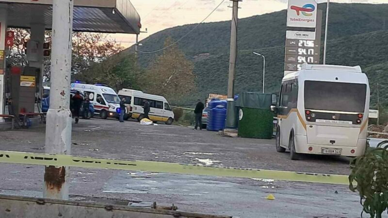 Bursa’da benzinlikte silahlı çatışma: 1 ölü, 1 yaralı Bursa’nın İznik ilçesinde sabah saatlerinde bir benzinlikte çıkan silahlı çatışmada
