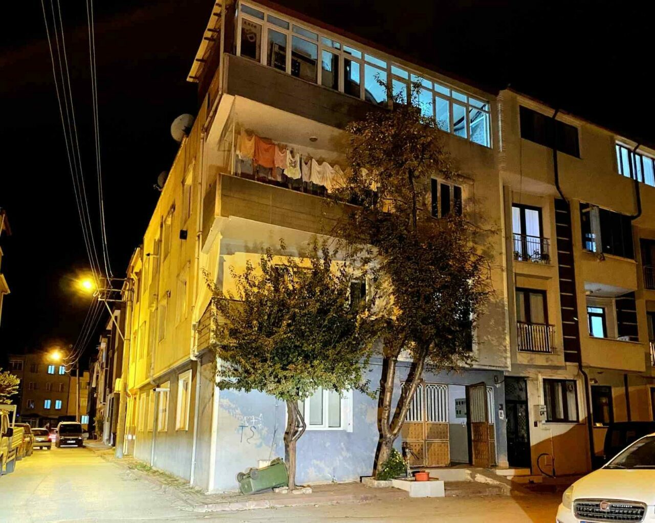 Bursa’da çamaşır toplarken 3. kattan düşen genç kız ağır yaralandı