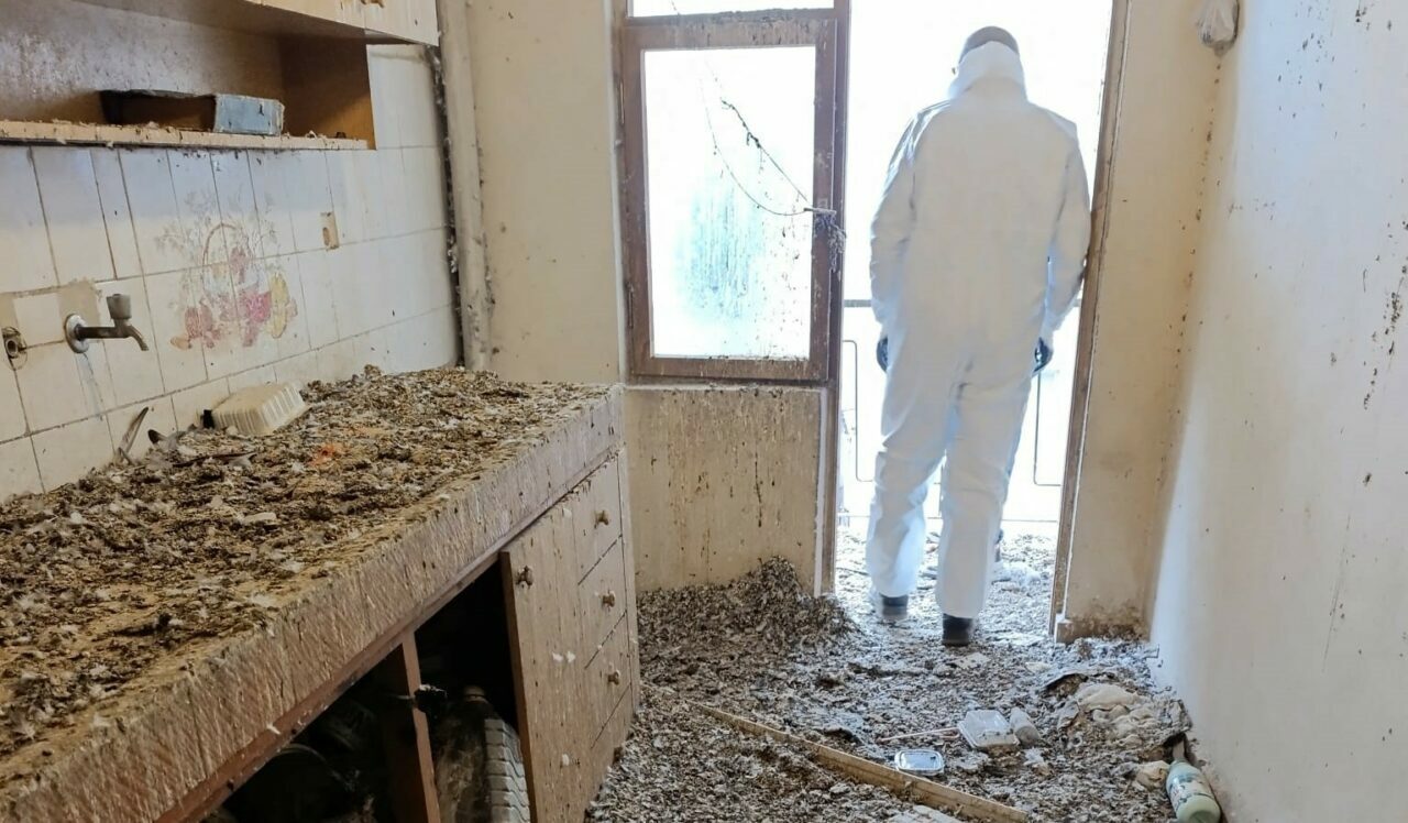 Bursa’da çöp eve dönen o bina boşaltıldı Bursa’da çöp eve dönen o bina boşaltıldı