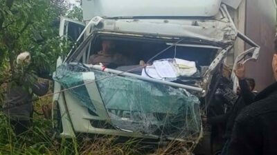 Bursa’da feci kaza: Kamyonlar kafa kafaya çarpıştı…