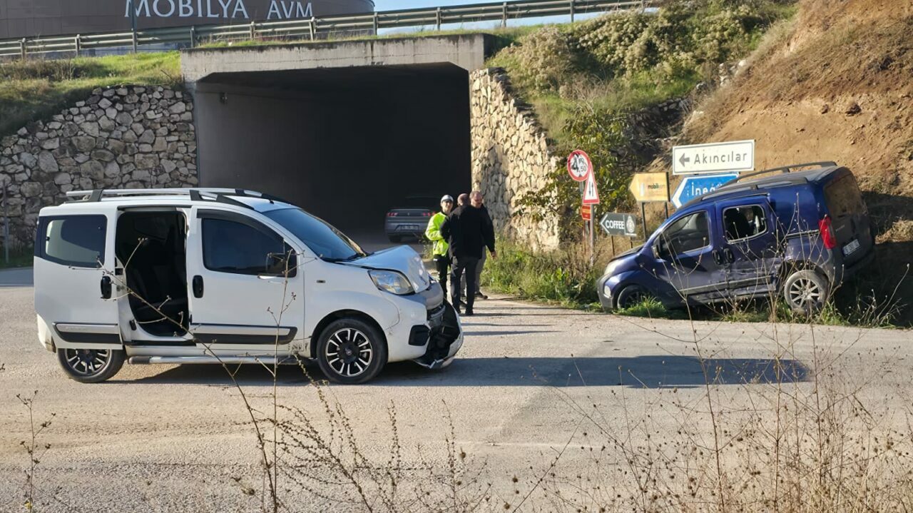 Bursa’da feci kaza: Yaralılar var Bursa’da feci kaza: Yaralılar var
