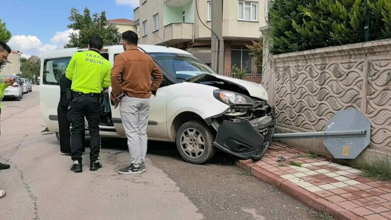 Bursa'nın İnegöl ilçesinde çarpışan hafif ticari araç ile otomobil, savrularak
