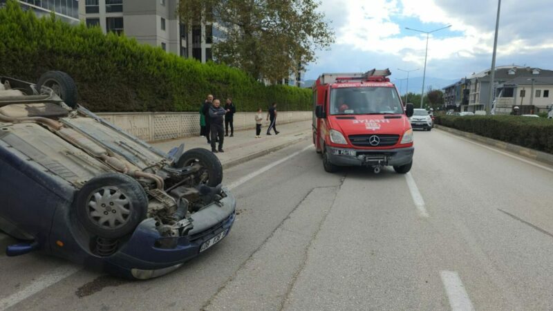 Bursa’da feci kaza! Bursa'nın İnegöl ilçesinde kaldırıma çarpıp ters dönen otomobilin sürücüsü yaralandı.