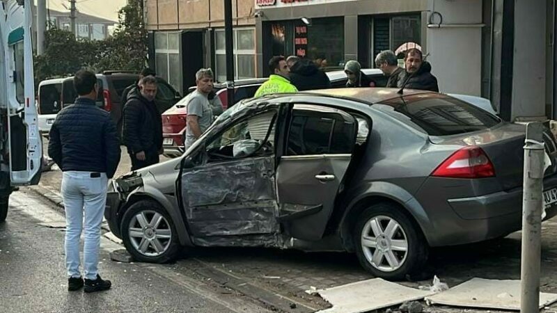 Bursa’da feci kaza Bursa’nın İnegöl ilçesinde meydana gelen kazada kontrolden çıkan otomobil beton
